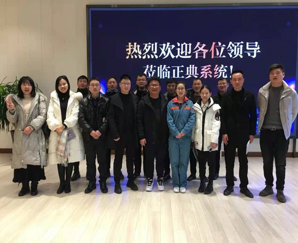 上元集團標準化小組成員與正典標準化欒勝偉老師合影留念