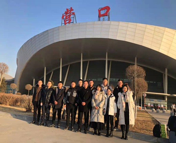 上元集團標準化小組成員在營口機場合影留念